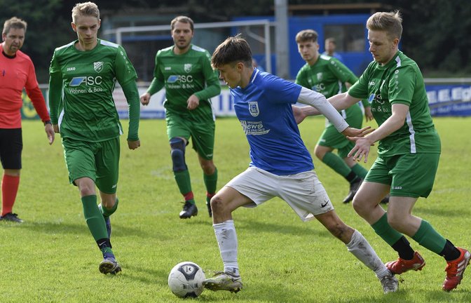 Allein auf weiter Flur: Als einziger Vaihinger behauptet sich Louis Wäbisch gegen einen ganzen Ring aus Gemmrigheimern. Der VfB hat auch am Ende mit 5:0 die Nase vorn. <span class='image-autor'>Foto: Leitner</span>