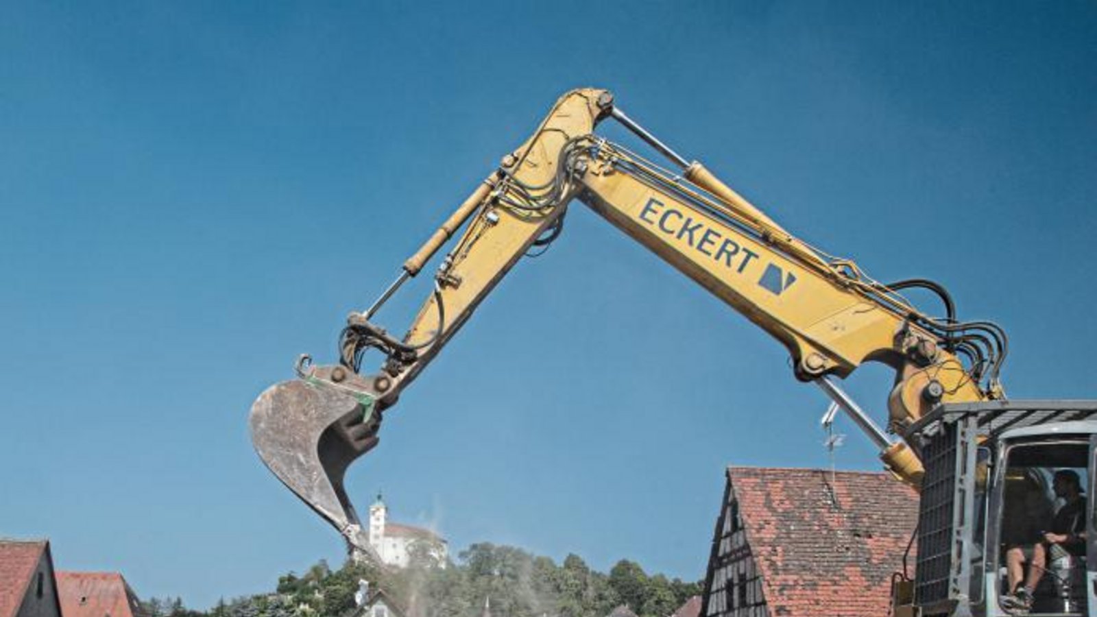 Der Bagger wird hoffentlich Schloss Kaltenstein nicht abreißen ... Foto: Rösner
