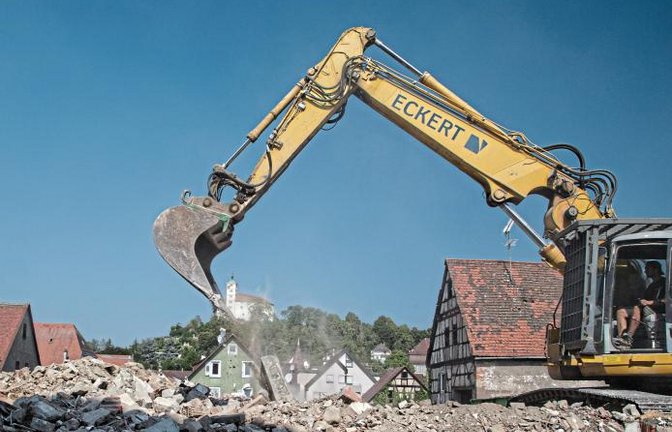 Der Bagger wird hoffentlich Schloss Kaltenstein nicht abreißen ... Foto: Rösner