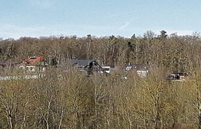 Die Sonnenbergsiedlung, die abgeschieden im Nussdorfer Wald liegt, von Süden aus gesehen.  Fotos: Rücker