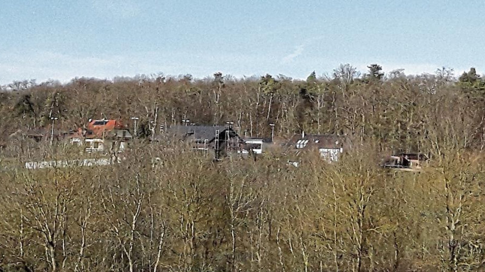 Die Sonnenbergsiedlung, die abgeschieden im Nussdorfer Wald liegt, von Süden aus gesehen. Fotos: Rücker Die Sonnenbergsiedlung, die abgeschieden im Nussdorfer Wald liegt, von Süden aus gesehen. Fotos: Rücker