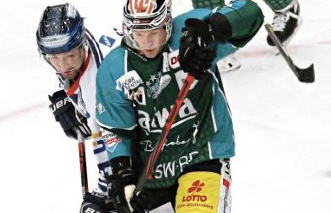 Obwohl die Kassel Huskies um Ryon Mozer (links) über weite Strecken der Partie das bessere Team waren, haben sich die Bietigheim Steelers um Alexander Preibisch beim DEL-2-Spitzenreiter durchgesetzt. Foto: Archiv/Baumann