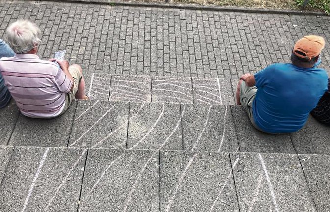 Damit sich die Fußball-Fans auf der Tribüne nicht ins Gehege kommen, wurden im Öhringer Otto-Meister-Stadion auf den Steinstufen Sperrflächen mit Kreide markiert. Foto: Eberle