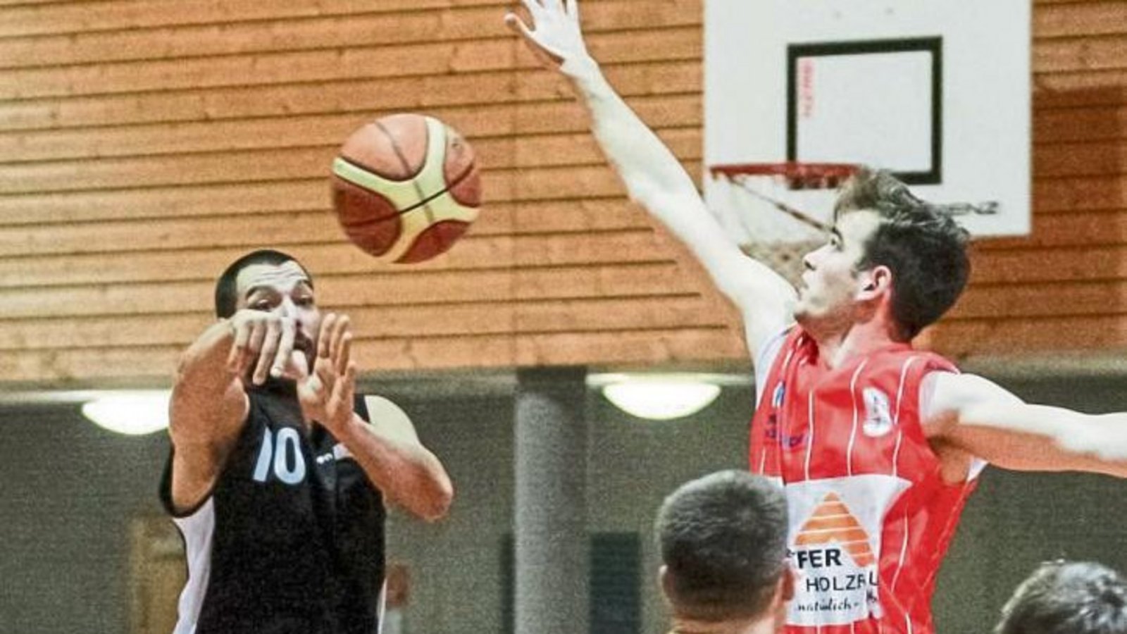 Themis Koupidis (links hinten) freut sich, dass Kupferzells David Hägele (Nummer neun) weitgehend aus dem Spiel genommen wurde. Doch am Ende gelangen Hägele drei Dreier. Foto: Simecek Themis Koupidis (links hinten) freut sich, dass Kupferzells David Hägele (Nummer neun) weitgehend aus dem Spiel genommen wurde. Doch am Ende gelangen Hägele drei Dreier. Foto: Simecek