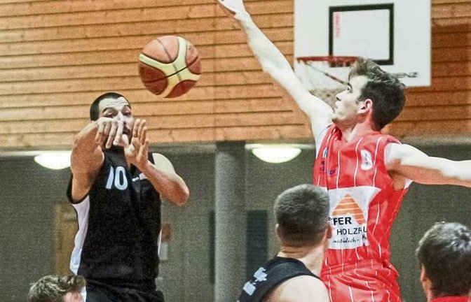 Themis Koupidis (links hinten) freut sich, dass Kupferzells David Hägele (Nummer neun) weitgehend aus dem Spiel genommen wurde. Doch am Ende gelangen Hägele drei Dreier.  Foto: Simecek