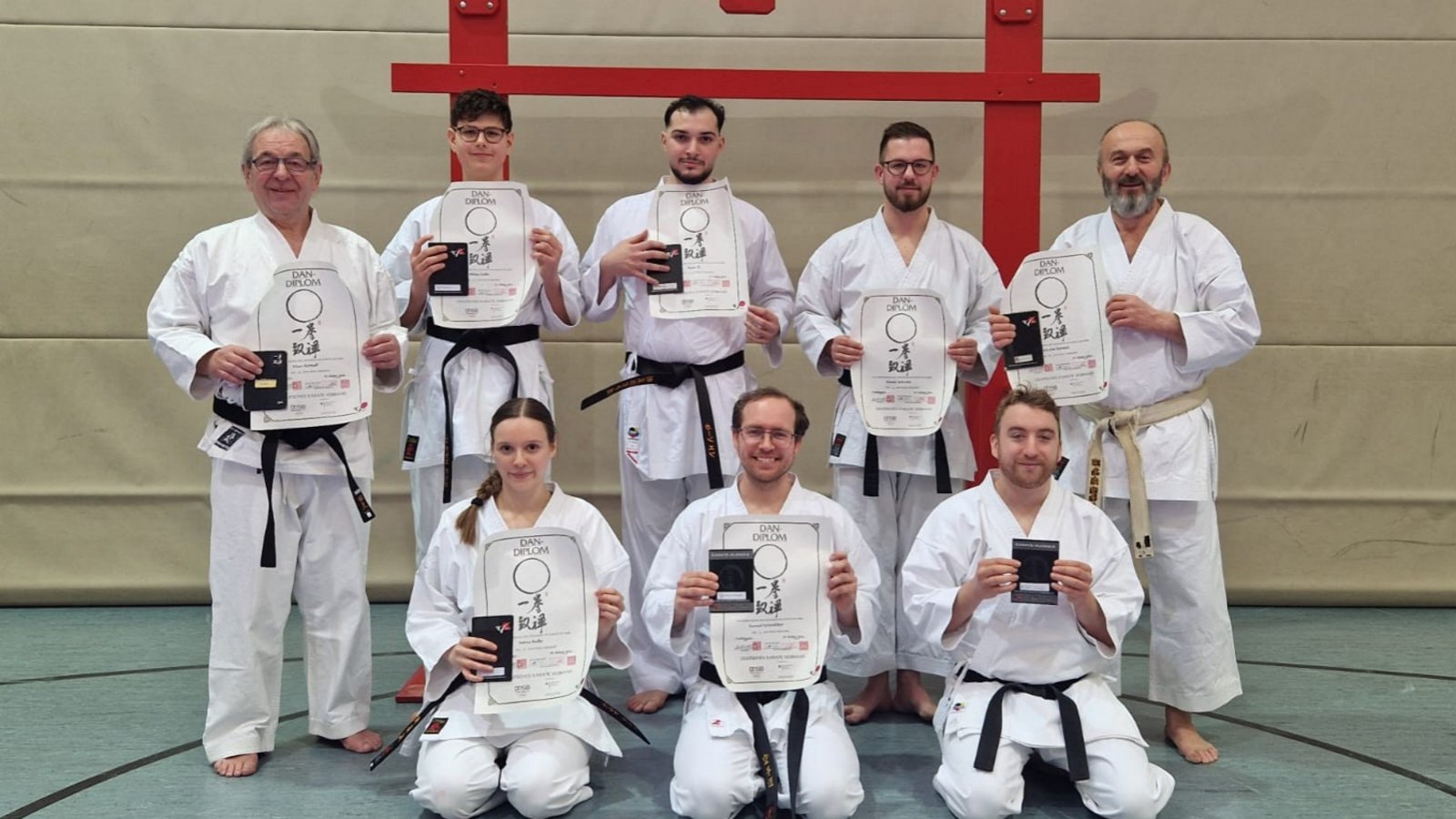 Die erfolgreichen Prüflinge dürfen die begehrten schwarzen Gürtel tragen. Foto: privat Die erfolgreichen Prüflinge dürfen die begehrten schwarzen Gürtel tragen. Foto: privat
