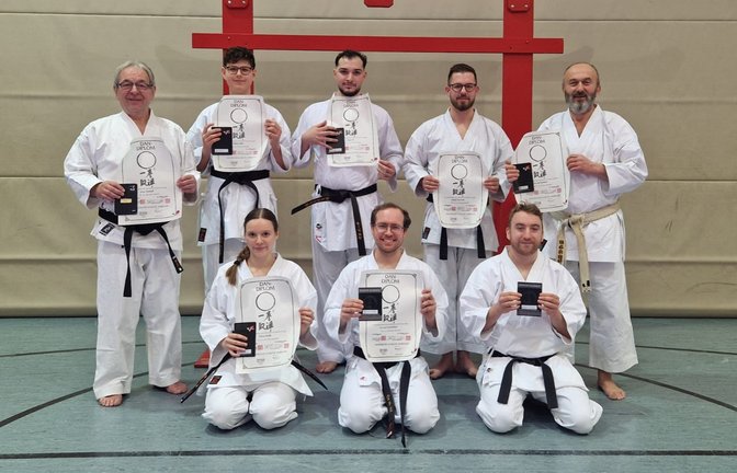 Die erfolgreichen Prüflinge dürfen die begehrten schwarzen Gürtel tragen. <span class='image-autor'>Foto: privat</span>