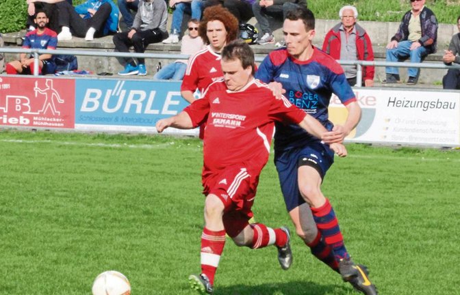 Hier wird Cevin Blattert (rechts) der Ball von Markus Kugler abgelaufen. Aber der SGM-Flügelstürmer sorgte für viel Gefahr auf Links. Foto: Nachreiner