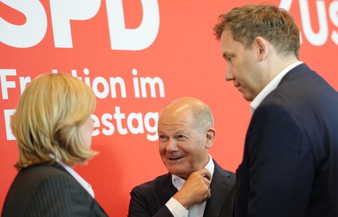 Kennt Ex-Kanzler Olaf Scholz einen Ausweg? Die beiden SPD-Chefs Bärbel Bas und Lars Klingbeil (re) stehen massiv unter Druck. Das Problem: Die Wähler und die Basis haben unterschiedliche Erwartungen.<span class='image-autor'>Kay Nietfeld/dpa</span>