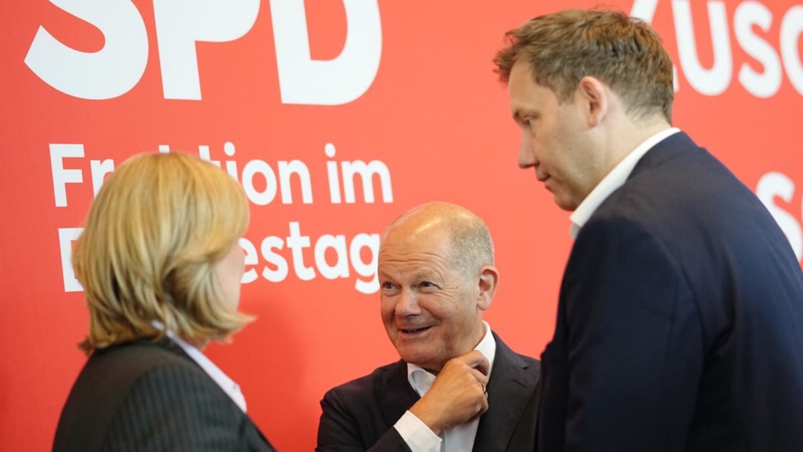 Kennt Ex-Kanzler Olaf Scholz einen Ausweg? Die beiden SPD-Chefs Bärbel Bas und Lars Klingbeil (re) stehen massiv unter Druck. Das Problem: Die Wähler und die Basis haben unterschiedliche Erwartungen.Kay Nietfeld/dpa