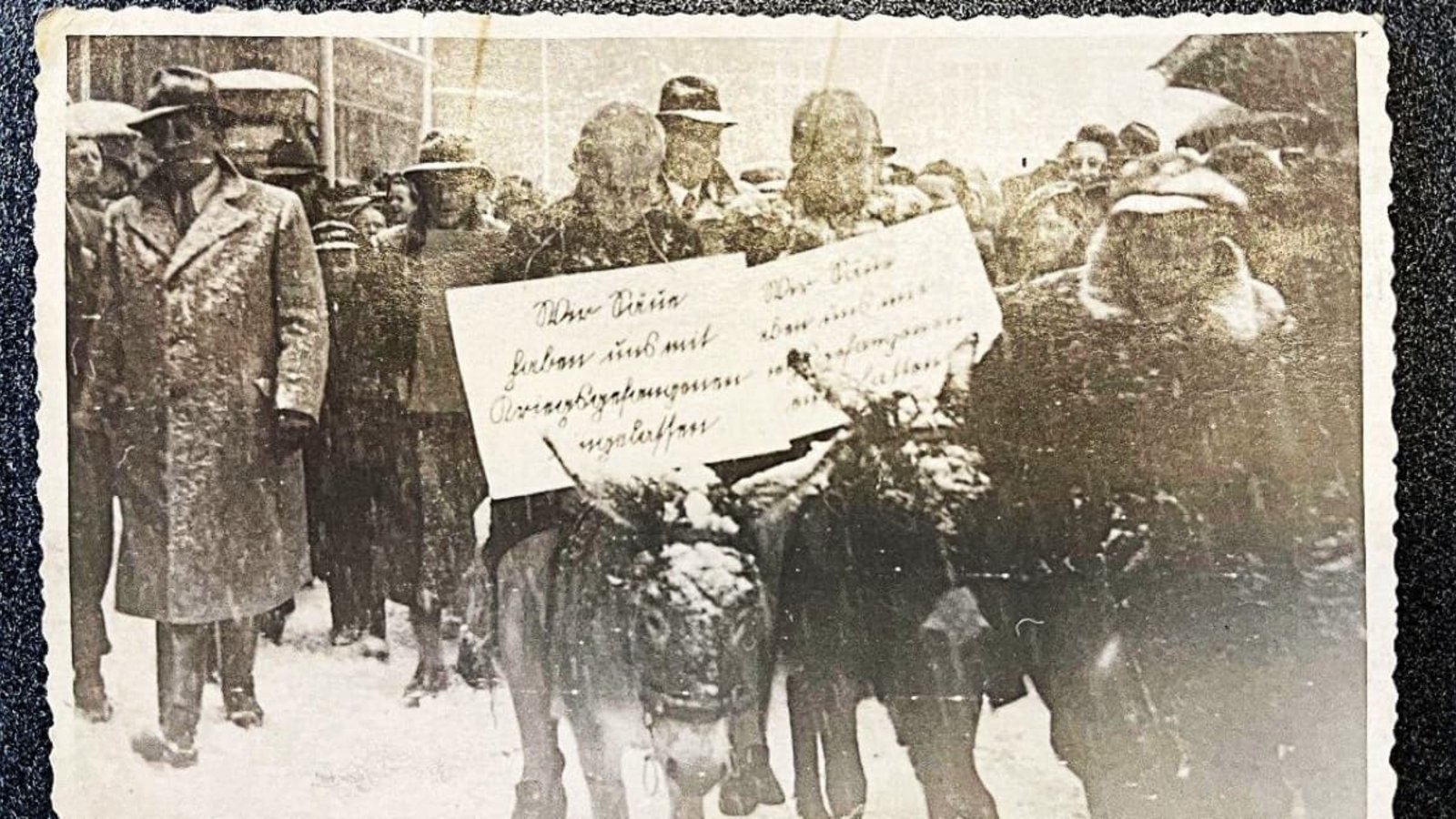 Öffentliche Demütigung als gezielte Methode der psychischen und physischen Gewalt: Das Foto zeigt zwei junge Frauen am 29. Oktober 1940 bei der sogenannten Komotauer „Eselreiterei“. Der Winter war in diesem Jahr besonders früh eingebrochen. Auf den Plakaten steht: „Wir Säue haben uns mit Kriegsgefangenen eingelassen.“LABW StAL EL 902/20 Bü 45998 Öffentliche Demütigung als gezielte Methode der psychischen und physischen Gewalt: Das Foto zeigt zwei junge Frauen am 29. Oktober 1940 bei der sogenannten Komotauer „Eselreiterei“. Der Winter war in diesem Jahr besonders früh eingebrochen. Auf den Plakaten steht: „Wir Säue haben uns mit Kriegsgefangenen eingelassen.“LABW StAL EL 902/20 Bü 45998