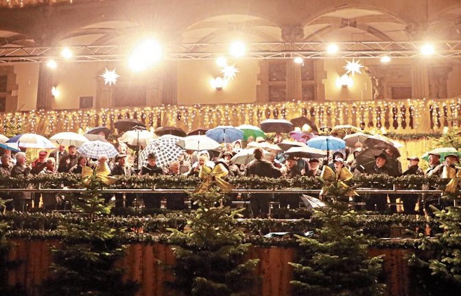 Der MPC 2000 singt im Hof des Alten Schlosses in Stuttgart zum ersten Mal ein komplettes Konzert unterm Regenschirm.  Foto: p