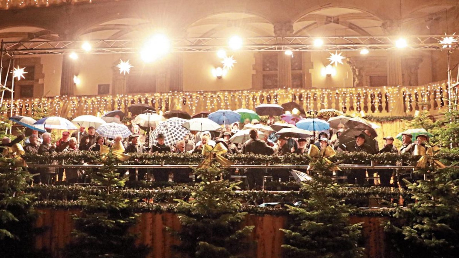 Der MPC 2000 singt im Hof des Alten Schlosses in Stuttgart zum ersten Mal ein komplettes Konzert unterm Regenschirm.  Foto: p