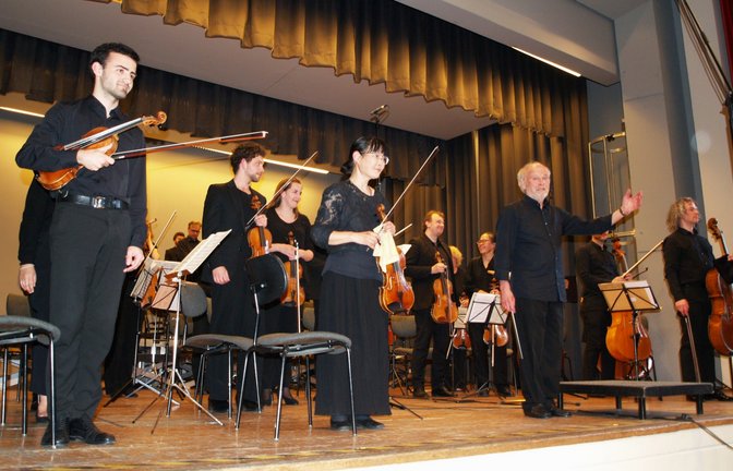 Dirigent und Gründer Peter Wallinger präsentiert seine Sueddeutsche Kammersinfonie Bietigheim.  <span class='image-autor'>Foto: Filitz</span>