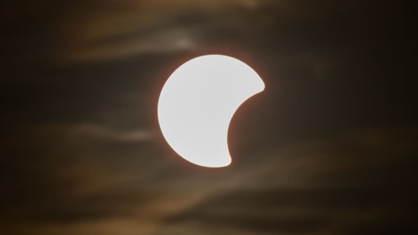 Der Beginn einer partiellen Sonnenfinsternis ist am Himmel über Dresden zu sehen. Wenn am Abend die partielle Sonnenfinsternis über Deutschland zu sehen ist, herrschen zu dieser Zeit fast überall auch optimale Wetterbedingungen, um sie zu beobachten, hieß es vom Deutschen Wetterdienst.Robert Michael/dpa Der Beginn einer partiellen Sonnenfinsternis ist am Himmel über Dresden zu sehen. Wenn am Abend die partielle Sonnenfinsternis über Deutschland zu sehen ist, herrschen zu dieser Zeit fast überall auch optimale Wetterbedingungen, um sie zu beobachten, hieß es vom Deutschen Wetterdienst.Robert Michael/dpa