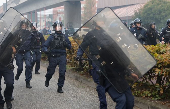Bei den teils gewaltsamen Schülerprotesten in Frankreich sind am Dienstag nach Angaben der Regierung 440 Menschen festgenommen worden.<span class='image-autor'>Jean-Francois Badias/AP/dpa</span>