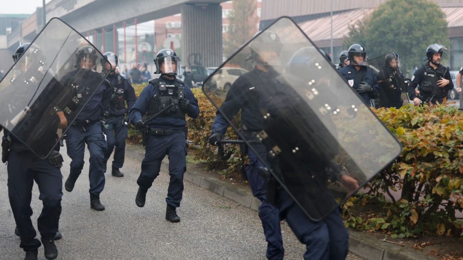 Bei den teils gewaltsamen Schülerprotesten in Frankreich sind am Dienstag nach Angaben der Regierung 440 Menschen festgenommen worden.Jean-Francois Badias/AP/dpa Bei den teils gewaltsamen Schülerprotesten in Frankreich sind am Dienstag nach Angaben der Regierung 440 Menschen festgenommen worden.Jean-Francois Badias/AP/dpa