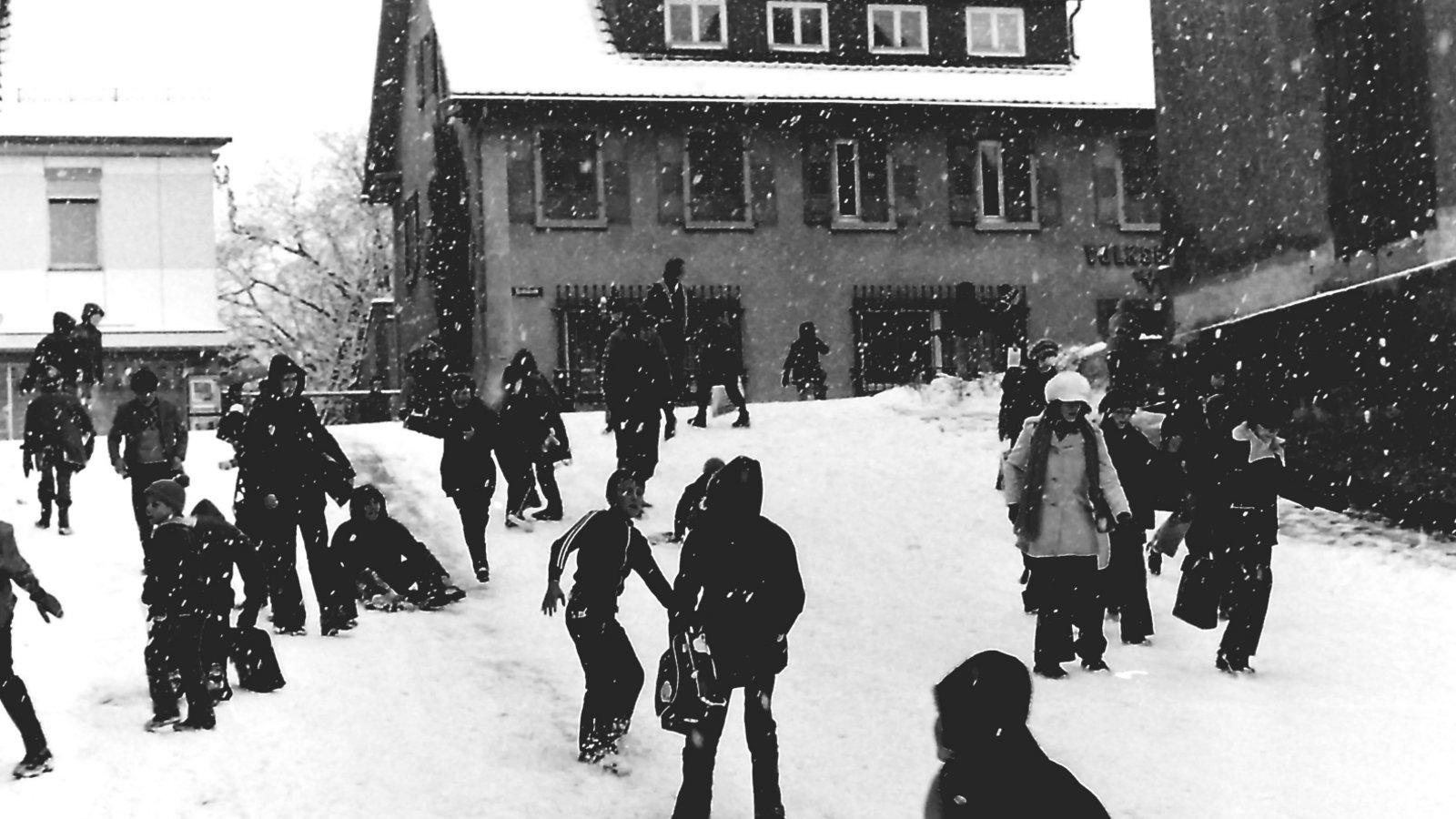 Erinnerungen. Schnee in Vaihingen. Der Kelterbuckel als weiße Rutschpiste. Ein Bild vom 29. November 1973.  Foto: Arning
