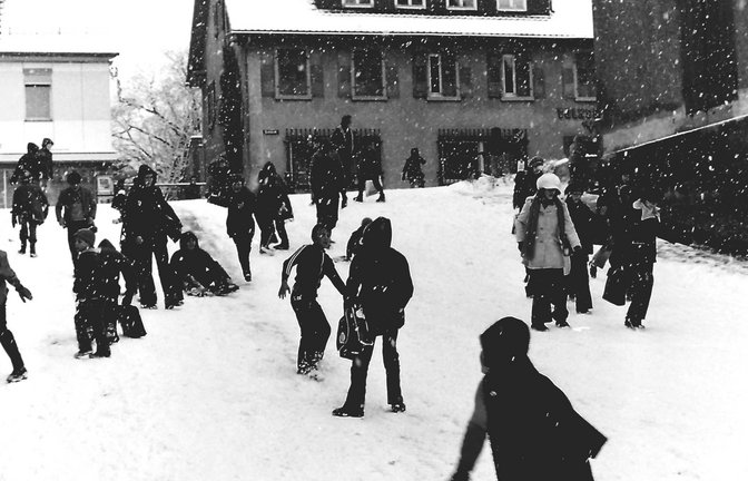 Erinnerungen. Schnee in Vaihingen. Der Kelterbuckel als weiße Rutschpiste. Ein Bild vom 29. November 1973.  <span class='image-autor'>Foto: Arning</span>