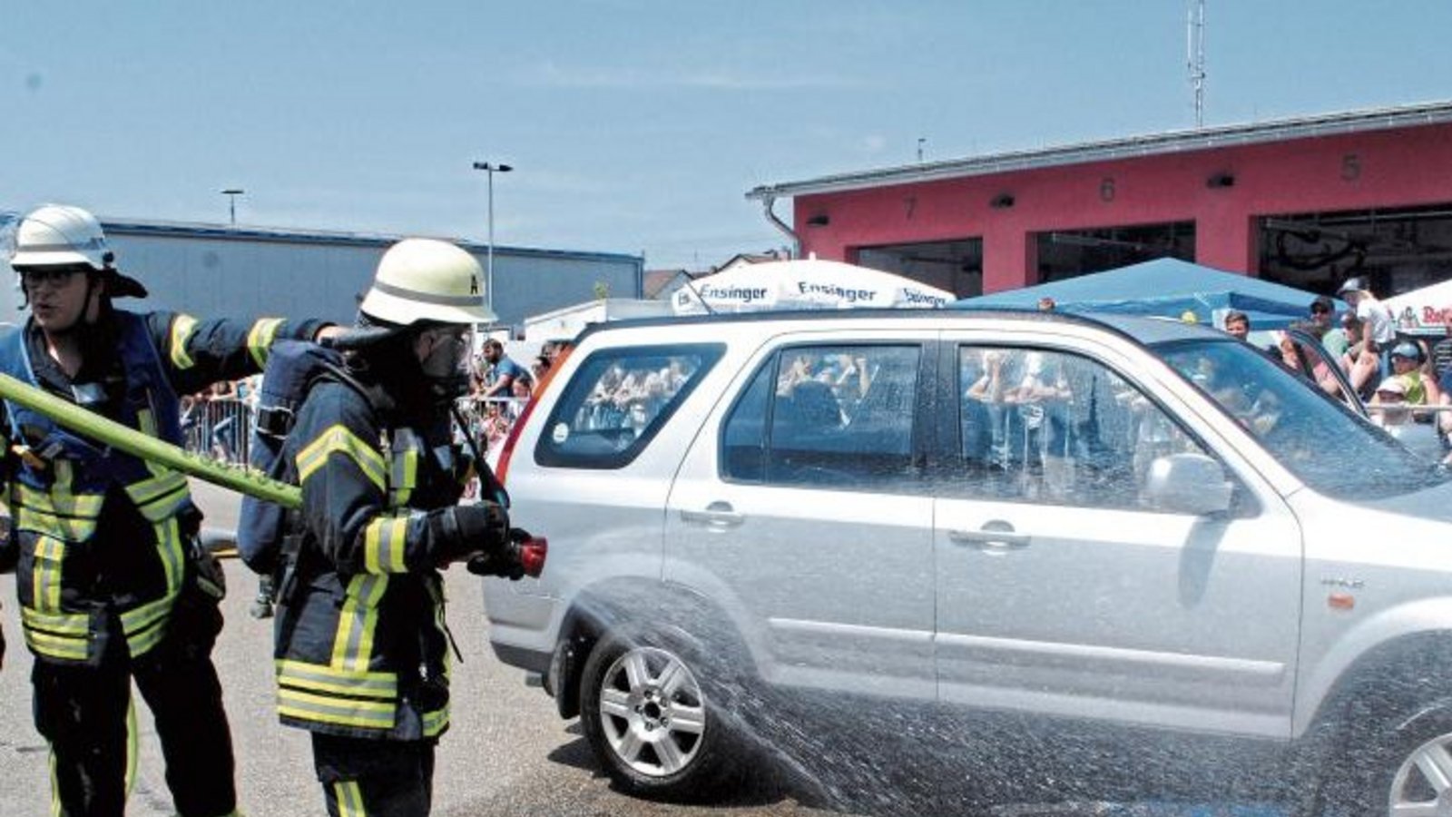 Bei der Schauübung in Illingen wurde ein Unfall simuliert. Fotos: Stahlfeld Bei der Schauübung in Illingen wurde ein Unfall simuliert. Fotos: Stahlfeld