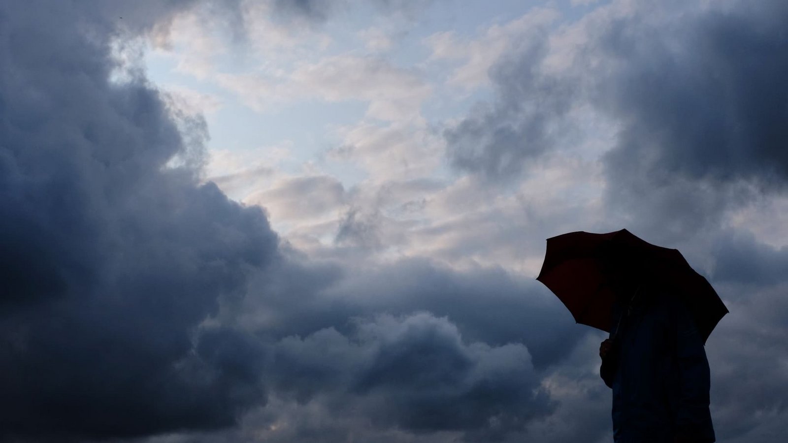 In Mallorca wurde wegen des Sturmtiefs «Adam» die höchste Warnstufe Rot ausgerufen. (Symbolbild)Martin Gerten/dpa In Mallorca wurde wegen des Sturmtiefs «Adam» die höchste Warnstufe Rot ausgerufen. (Symbolbild)Martin Gerten/dpa