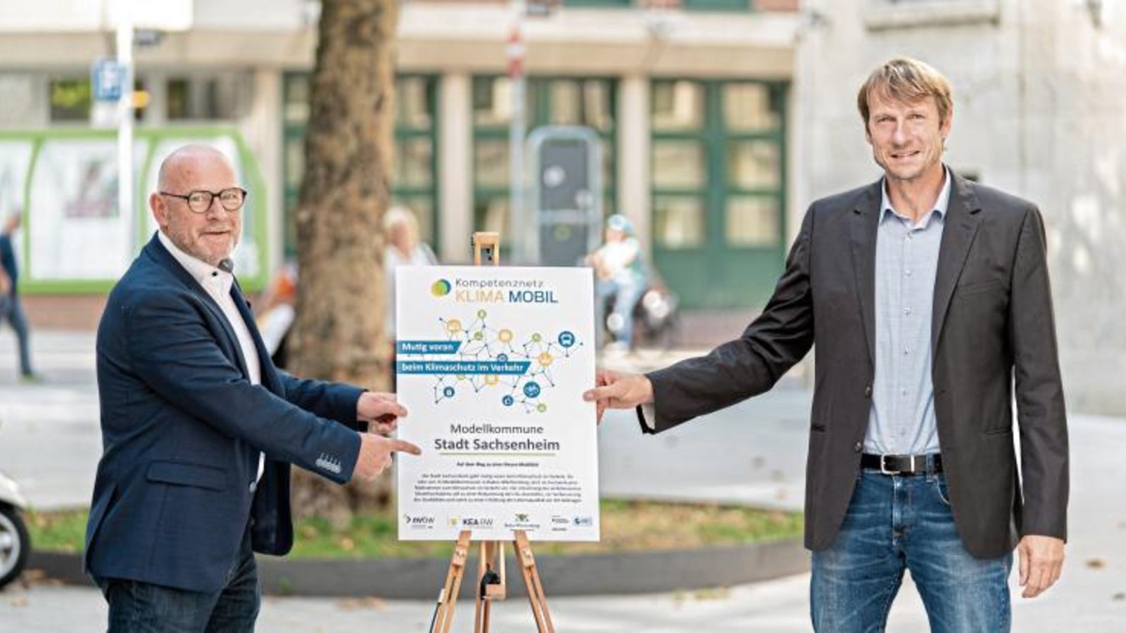 Bei dem Vernetzungstreffen mit Verkehrsminister Winfried Hermann (links) nahm auch der Fachbereichsleiter Technik der Stadt Sachsenheim, Thomas Feiert, teil.  Foto: p