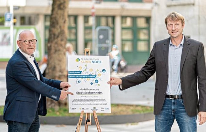 Bei dem Vernetzungstreffen mit Verkehrsminister Winfried Hermann (links) nahm auch der Fachbereichsleiter Technik der Stadt Sachsenheim, Thomas Feiert, teil.  Foto: p