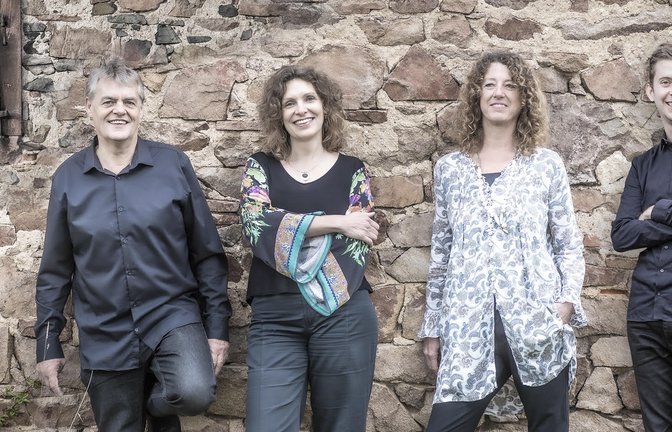 Im Hans-Georg-Pflüger-Saal in Bietigheim-Bissingen heißt es am Sonntag (5. Februar) um 11 Uhr: Kammermusik im Schloss. Zu Gast ist das Sigrid-Borchert-Quartett. Sigrid Borchert hat zusammen mit Klaus Dengler Gedichte der Lyrikerin Mascha Kaléko (1907-1975) vertont und arrangiert. Die wundervoll sprachgewandten Texte von Mascha Kaléko eignen sich ganz hervorragend zur musikalisch pointierten Vertonung. Das Sigrid-Borchert-Quartett hat sich dafür sehr unterschiedliche Gedichte ausgesucht. Einige erzählen vom Zusammenleben von Menschen und ihren Gefühlen. Andere beschreiben bissig Alltagsgeschichten. Wieder andere erzählen auf berührende Weise von Situationen aus Mascha Kalékos Leben. Aus dieser besonderen Mischung entwickelte sich ein sehr abwechslungsreiches Programm als Spiegelbild eines bewegten Lebens. Karten: 15 Euro.