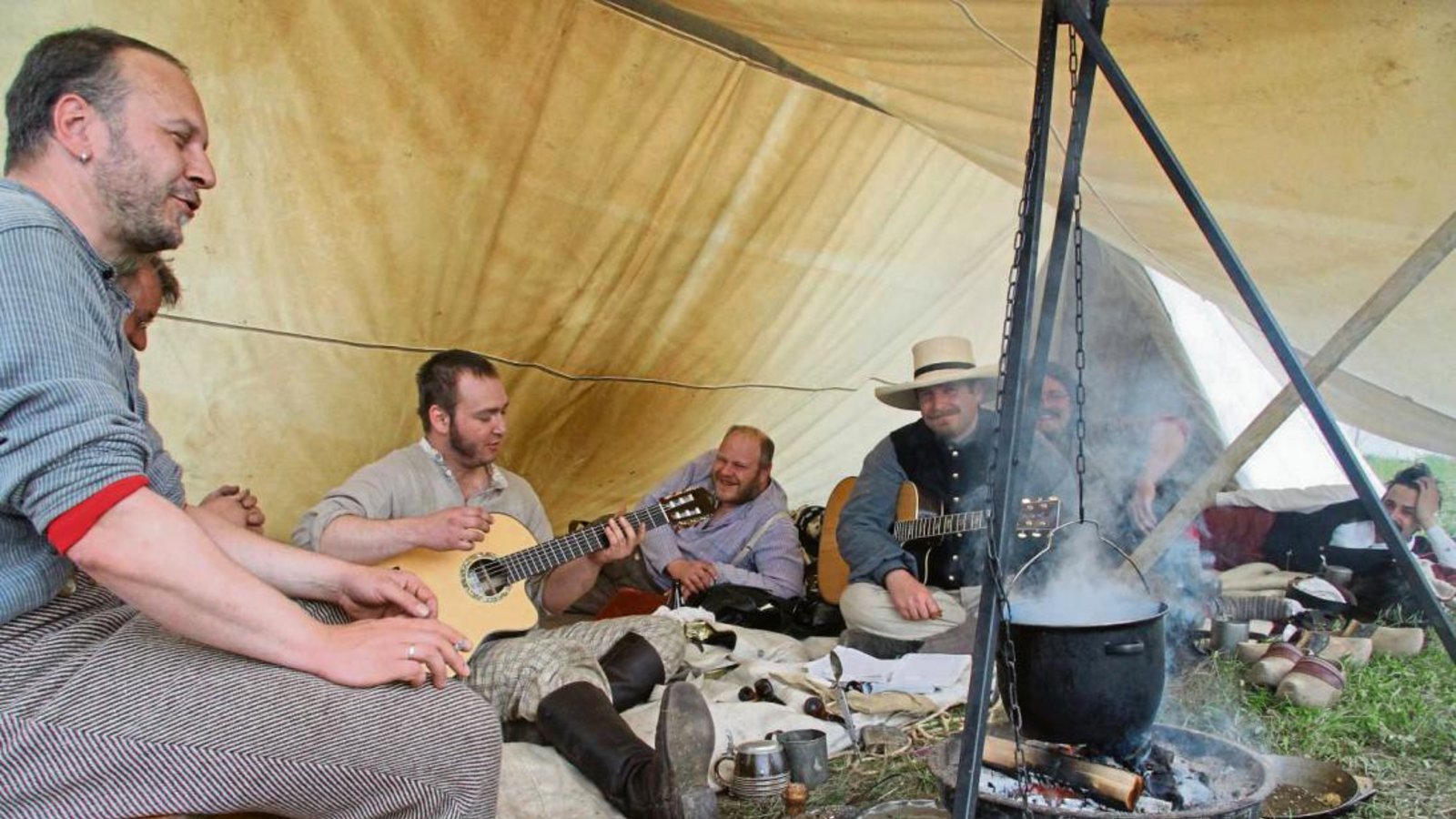 Während im Kessel Kartoffeln kochen, singen die Männer das Lied „One“ der Rockband U2.  Fotos: Thaler