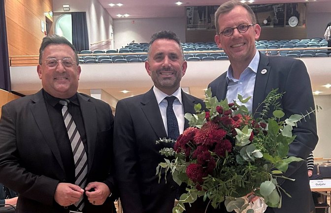 Amtsinhaber Klaus Reitze (links) und Oberbürgermeister Uwe Skzypek-Muth gratulieren Matthias Hirn (Mitte). <span class='image-autor'>Fotos: Mross</span>