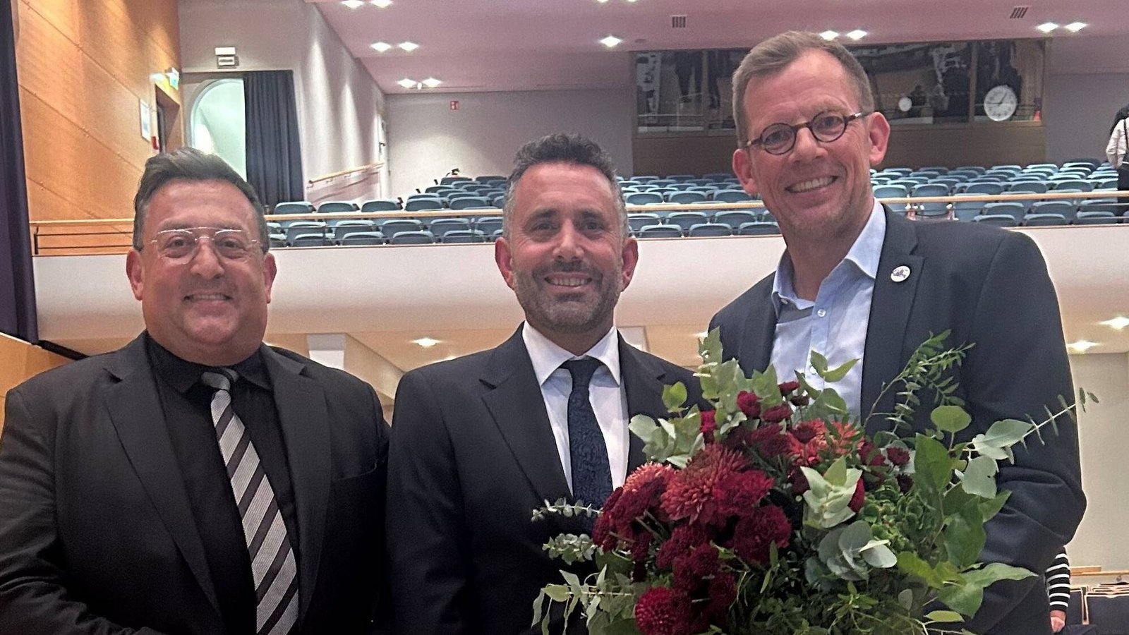Amtsinhaber Klaus Reitze (links) und Oberbürgermeister Uwe Skzypek-Muth gratulieren Matthias Hirn (Mitte). Fotos: Mross Amtsinhaber Klaus Reitze (links) und Oberbürgermeister Uwe Skzypek-Muth gratulieren Matthias Hirn (Mitte). Fotos: Mross