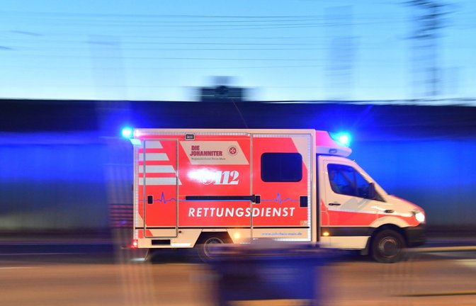 Der Rettungsdienst brachte die Verletzten in ein Krankenhaus. (Symbolbild)<span class='image-autor'>Foto: dpa/Boris Roessler</span>