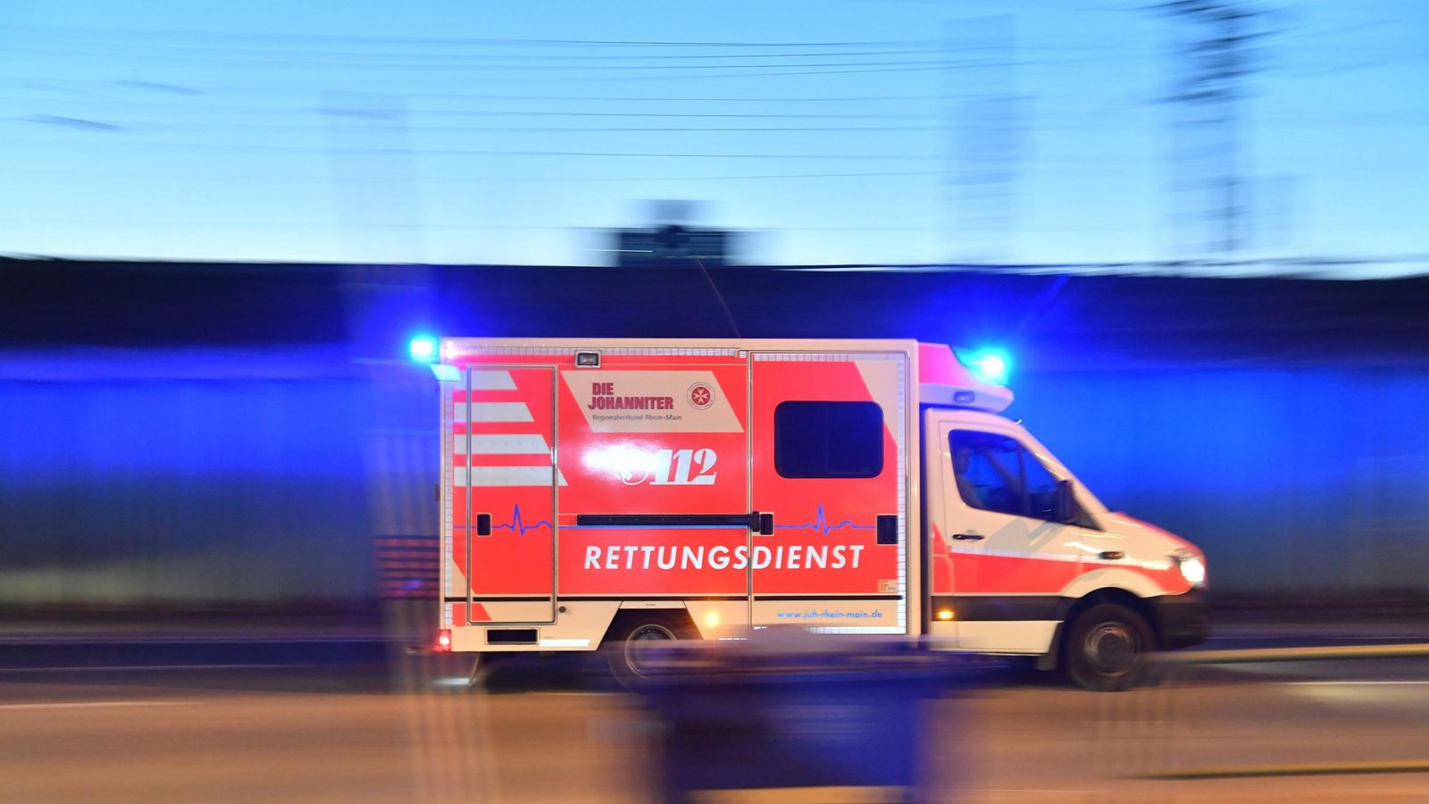 Der Rettungsdienst brachte die Verletzten in ein Krankenhaus. (Symbolbild)Foto: dpa/Boris Roessler Der Rettungsdienst brachte die Verletzten in ein Krankenhaus. (Symbolbild)Foto: dpa/Boris Roessler