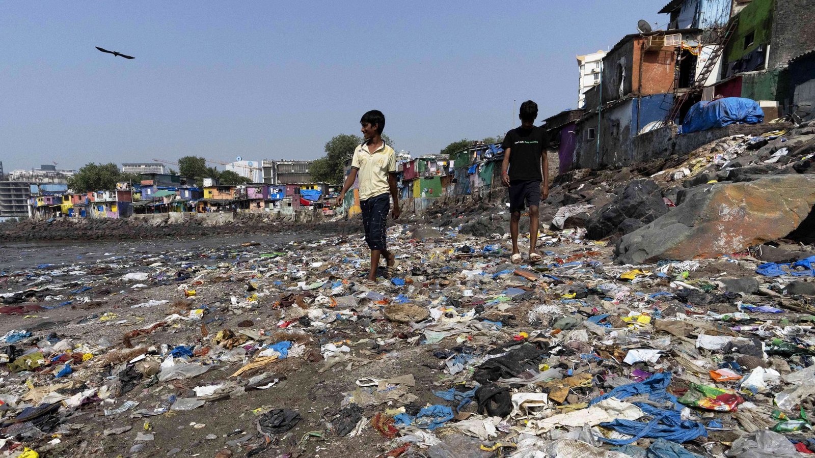 Plastikmüll vergiftet Ökosysteme, zerstört Strände und lagert sich als Mikroplastik im menschlichen Körper ab.Foto: Rajanish Kakade/AP/dpa Plastikmüll vergiftet Ökosysteme, zerstört Strände und lagert sich als Mikroplastik im menschlichen Körper ab.Foto: Rajanish Kakade/AP/dpa