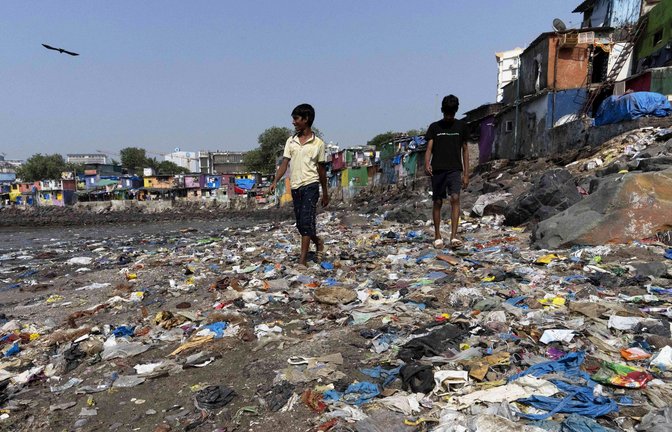 Plastikmüll vergiftet Ökosysteme, zerstört Strände und lagert sich als Mikroplastik im menschlichen Körper ab.<span class='image-autor'>Foto: Rajanish Kakade/AP/dpa</span>