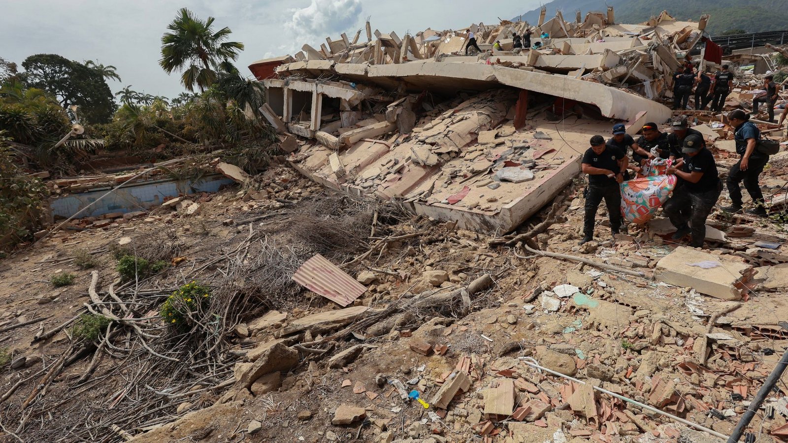 Unter den Trümmern dürften noch viele Menschen verschüttet sein.Foto: Stringer/dpa Unter den Trümmern dürften noch viele Menschen verschüttet sein.Foto: Stringer/dpa