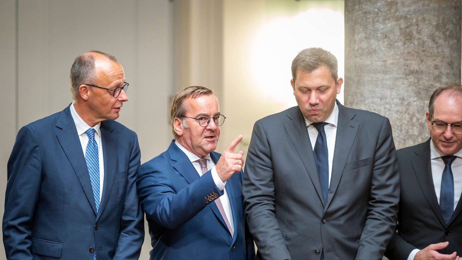 Kabinettsitzung im Verteidigungsministerium am 27.08.2025: Bundeskanzler Friedrich Merz (CDU,l.) trifft sich mit dem Bundeskabinett, darunter Verteidigungsminister Boris Pistorius (2.v.l.).Foto: IMAGO / Mike Schmidt Kabinettsitzung im Verteidigungsministerium am 27.08.2025: Bundeskanzler Friedrich Merz (CDU,l.) trifft sich mit dem Bundeskabinett, darunter Verteidigungsminister Boris Pistorius (2.v.l.).Foto: IMAGO / Mike Schmidt