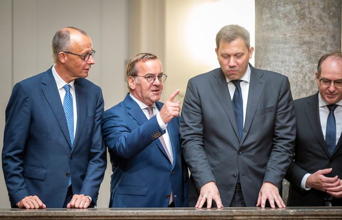 Kabinettsitzung im Verteidigungsministerium am 27.08.2025: Bundeskanzler Friedrich Merz (CDU,l.) trifft sich mit dem Bundeskabinett, darunter Verteidigungsminister Boris Pistorius (2.v.l.).<span class='image-autor'>Foto: IMAGO / Mike Schmidt</span>