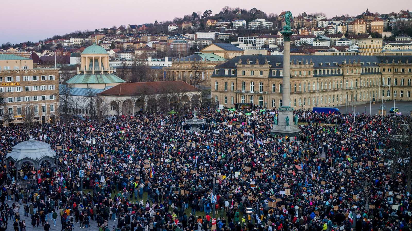 Auf dem Stuttgarter Schlossplatz tummeln sich die Demonstrierenden – die Veranstalter sprachen von 44 000 Teilnehmern.Foto: Lichtgut/Christoph Schmidt Auf dem Stuttgarter Schlossplatz tummeln sich die Demonstrierenden – die Veranstalter sprachen von 44 000 Teilnehmern.Foto: Lichtgut/Christoph Schmidt