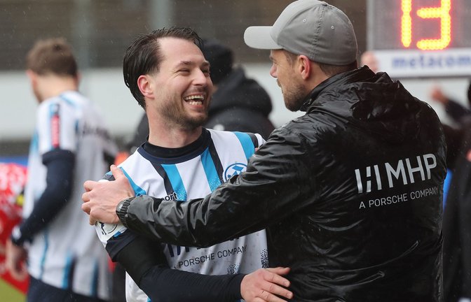 Trainer Marco Wildersinn beglückwünscht den Kickers-Torschützen David Tomic.<span class='image-autor'>Foto: Baumann/Hansi Britsch</span>