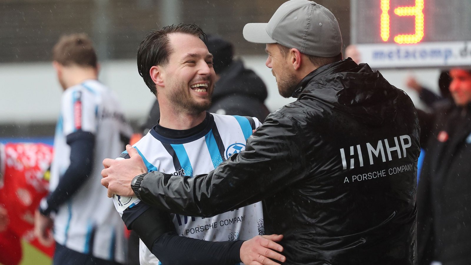 Trainer Marco Wildersinn beglückwünscht den Kickers-Torschützen David Tomic.Foto: Baumann/Hansi Britsch