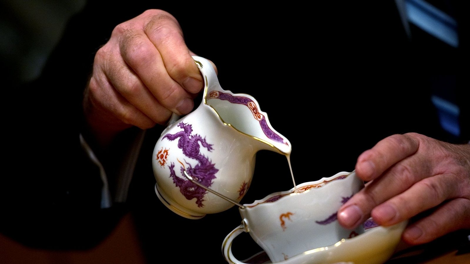 Der Konformist: Kaffee mit dickflüssiger Kondensmilch – auch Dosenmilch oder Büchsenmilch genannt –, 15 Prozent Fettgehalt. So trank man früher den Kaffee, und so trinken Sie noch heute. Bloß keine Veränderung, weder beim Kaffee noch beim Geschirr oder im Leben.Foto: dpa