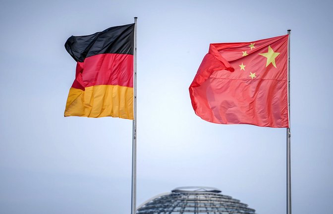 2023 war die chinesische Regierung in Berlin, nun fliegt der Kanzler nach China.<span class='image-autor'>Foto: Kay Nietfeld/dpa</span>