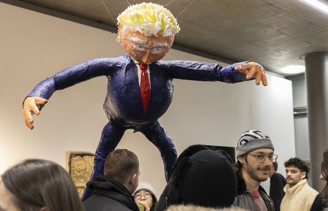 Hochgefühle unterschiedlichster Art – hier Fabián M. Knauers „Donald Trump Piñata“ locken zum „Herbstsalon“ der Kunstakademie Stuttgart<span class='image-autor'>Foto: abk stuttgart</span>