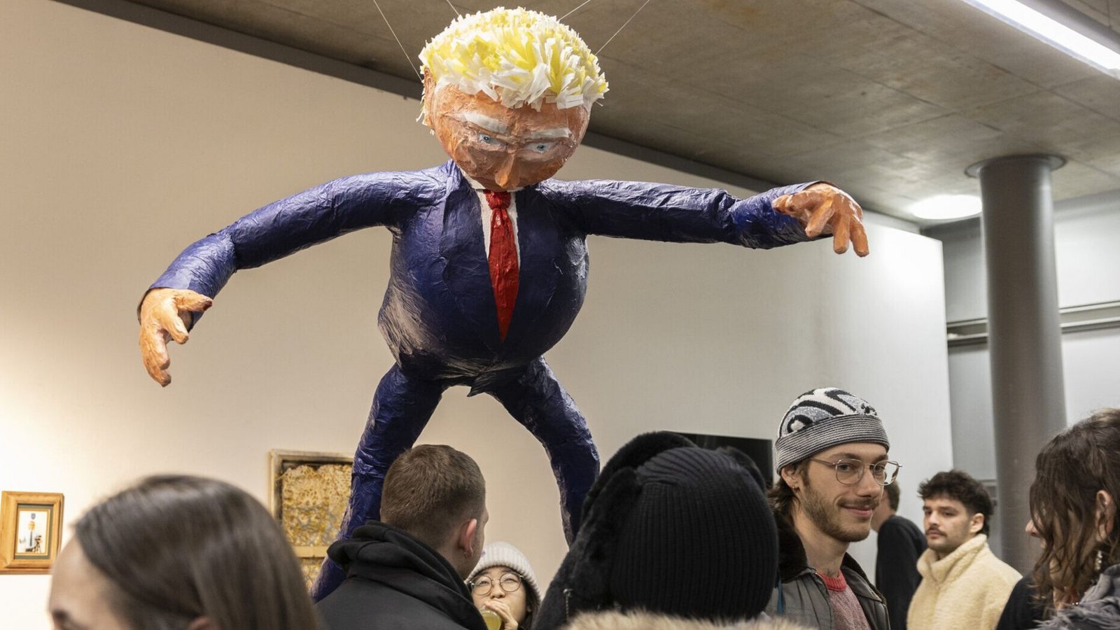 Hochgefühle unterschiedlichster Art – hier Fabián M. Knauers „Donald Trump Piñata“ locken zum „Herbstsalon“ der Kunstakademie StuttgartFoto: abk stuttgart Hochgefühle unterschiedlichster Art – hier Fabián M. Knauers „Donald Trump Piñata“ locken zum „Herbstsalon“ der Kunstakademie StuttgartFoto: abk stuttgart