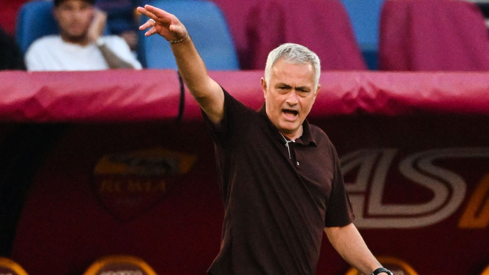 Jose Mourinho ist derzeit nicht nur im Stadion zu sehen.Foto: AFP/ANDREAS SOLARO Jose Mourinho ist derzeit nicht nur im Stadion zu sehen.Foto: AFP/ANDREAS SOLARO