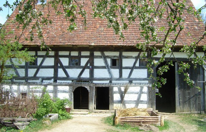 Dieses Bauern- und Weberhaus aus dem Jahr 1682 war ursprünglich in Dautmergen im Zollernalbkreis beheimatet – heute kann es im Freilichtmuseum Neuhausen ob Eck bewundert werden.<span class='image-autor'>Foto: Albrecht Bedal</span>