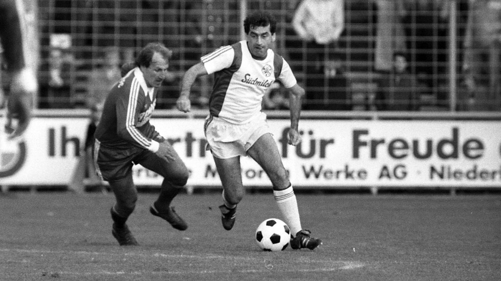 Horst Haug (re.) 1978 im Kickers-Dress gegen Buffy Ettmayer (damals Freiburger FC).Foto: IMAGO/Sportfoto Rudel Horst Haug (re.) 1978 im Kickers-Dress gegen Buffy Ettmayer (damals Freiburger FC).Foto: IMAGO/Sportfoto Rudel