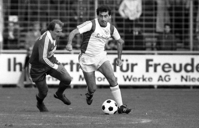 Horst Haug (re.) 1978  im Kickers-Dress gegen Buffy Ettmayer (damals Freiburger FC).<span class='image-autor'>Foto: IMAGO/Sportfoto Rudel</span>
