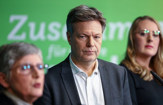 Die Fraktionsspitzen Britta Haßelmann (links) und Katharina Dröge sowie Bundeswirtschaftsminister Robert Habeck wirken mitunter zerknirscht.<span class='image-autor'>Foto: dpa/Jan Woitas</span>